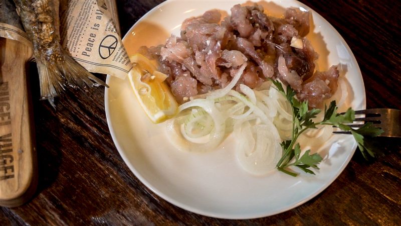 Блюдо из рыбы с луком, зеленью и лимоном