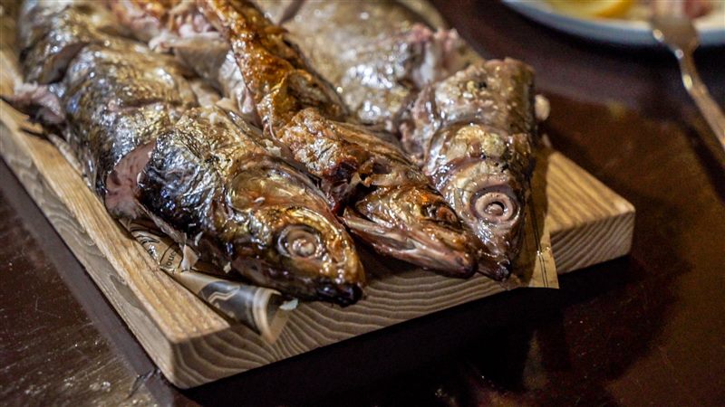 Приготовленная рыба на деревянной доске